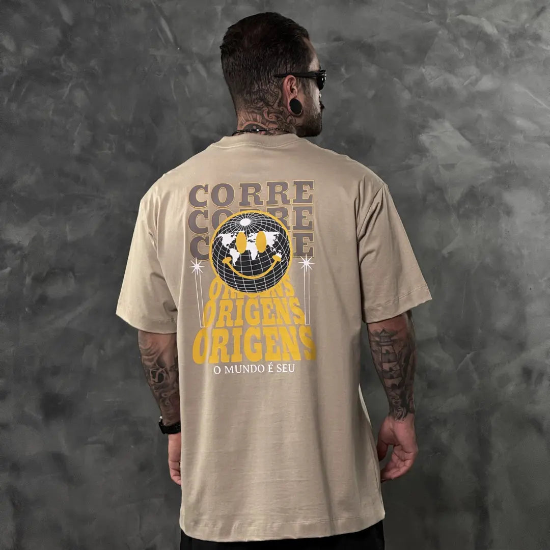 Camiseta Oversized O Mundo é Seu Bege