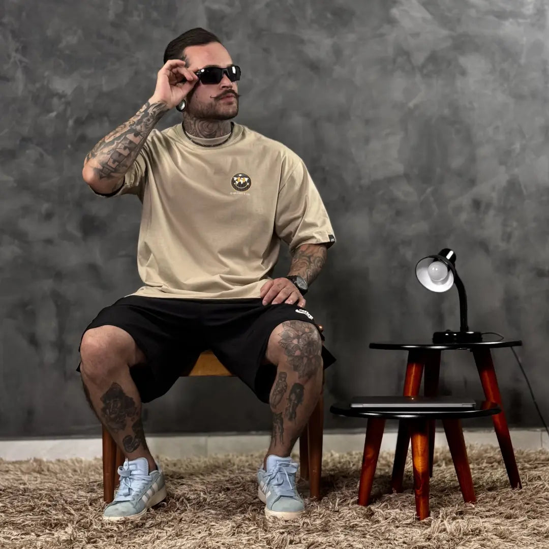 Camiseta Oversized O Mundo é Seu Bege