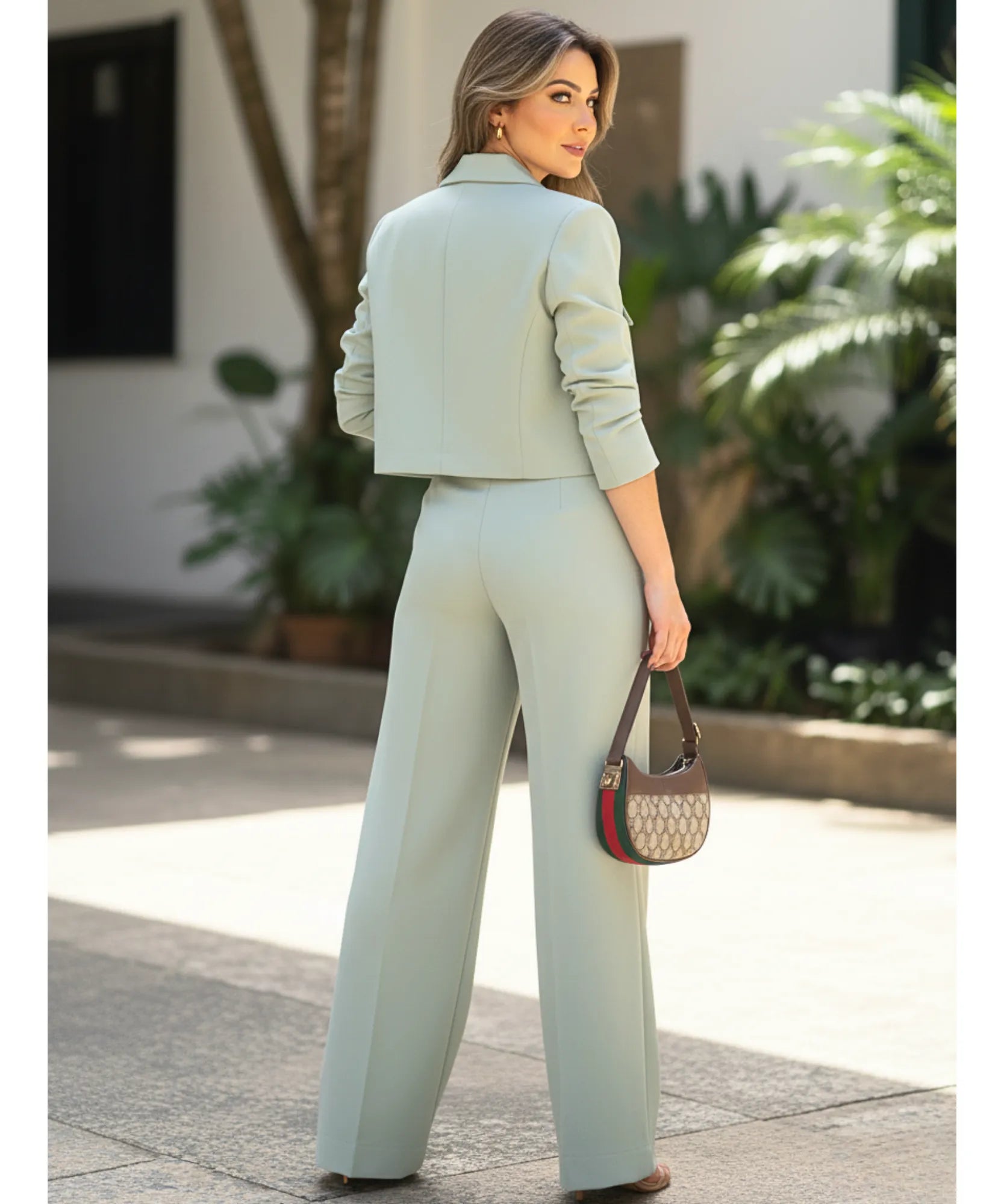 Conjunto Feminino Alfaiataria com Blazer Cropped de Linho | Livia